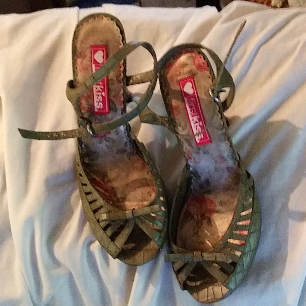 8M First Kiss olive green 3" Heels (tdb4)